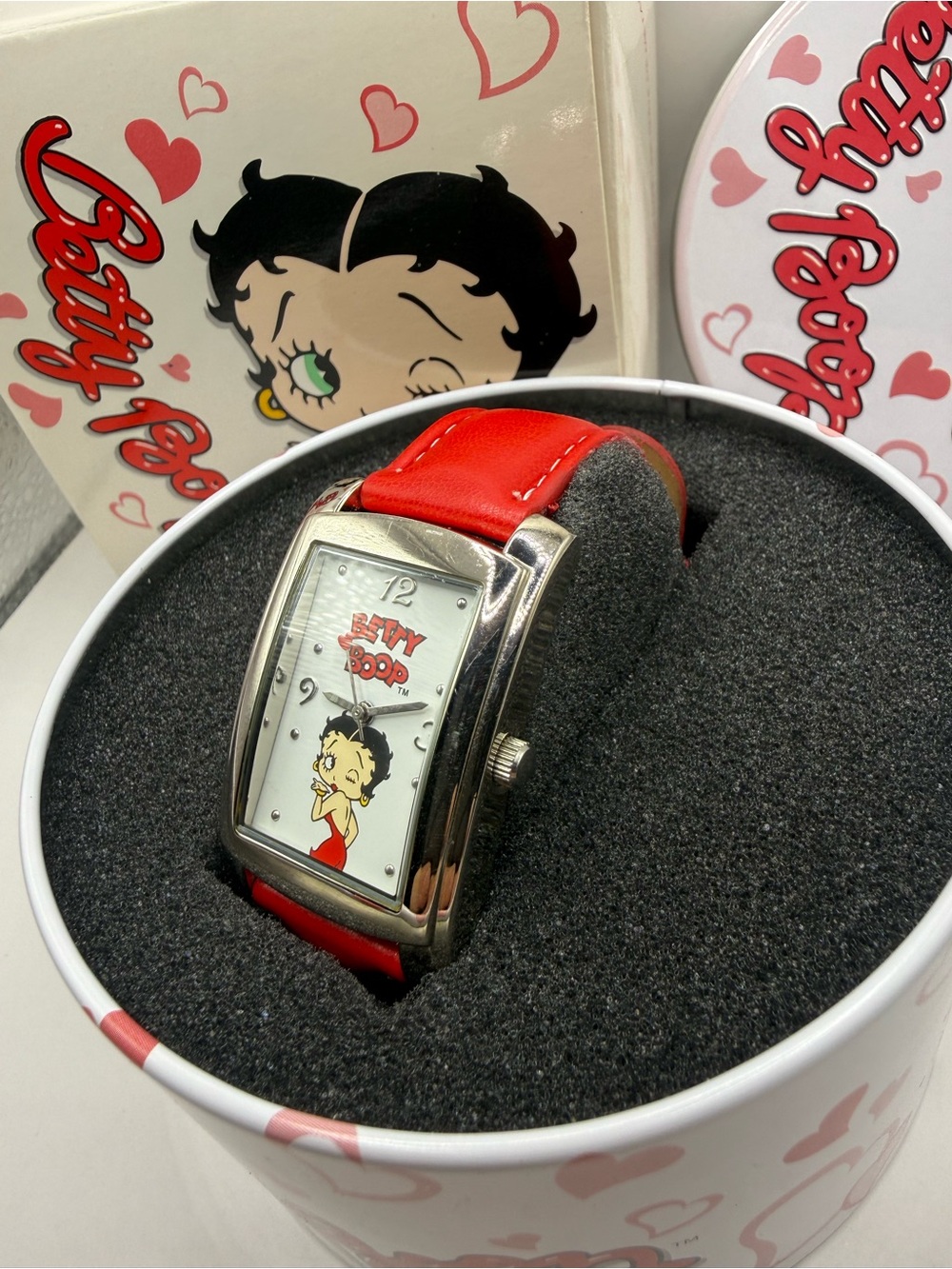 Betty Boop Here's a Kiss Red Band Watch 2005 Avon with Tin & Box (New Battery) - Picture 5 of 12